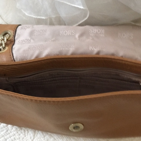 Michael Kora tan clutch with gold shoulder strap - Picture 2 of 2